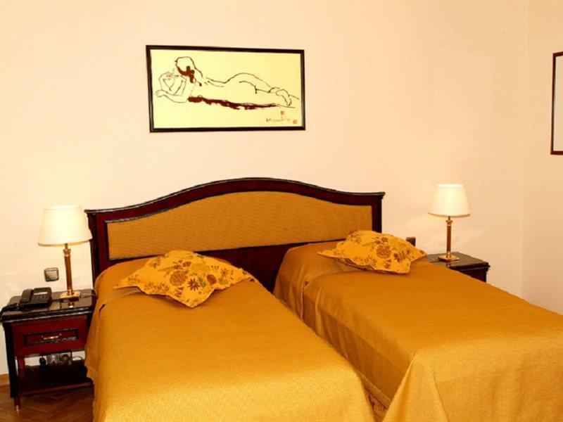 Elysee Hotel 4*