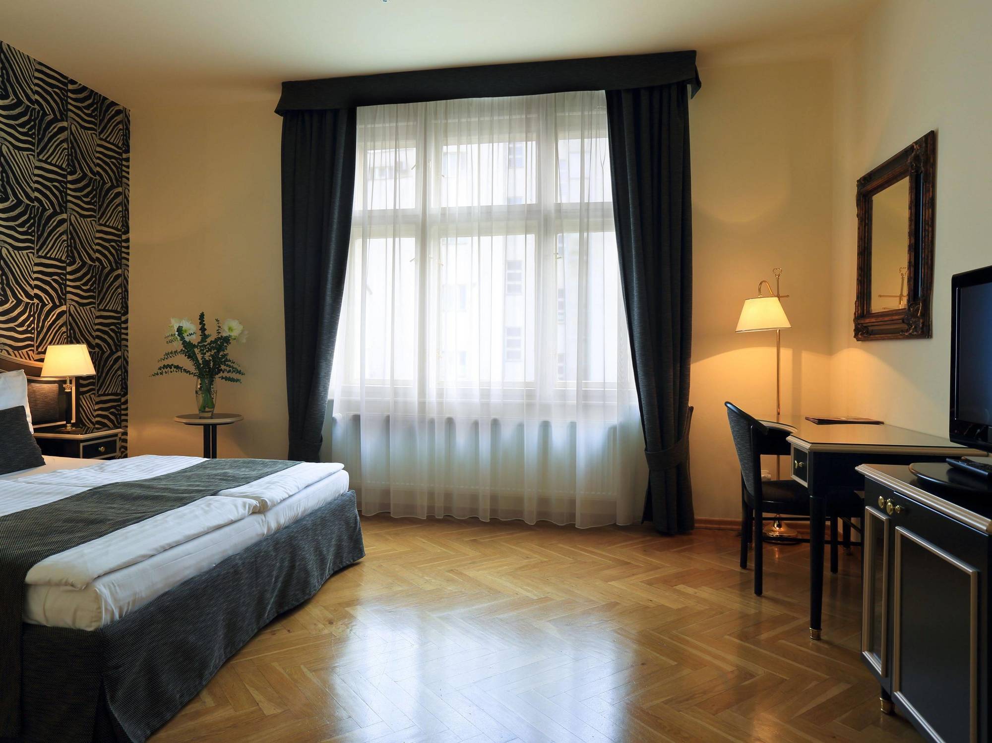 Elysee Hotel 4*
